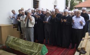 FOTO: AA / U haremu džamije Husein-kapetana u Gradačcu klanjana je dženaza Ademu ef. Hadžiću